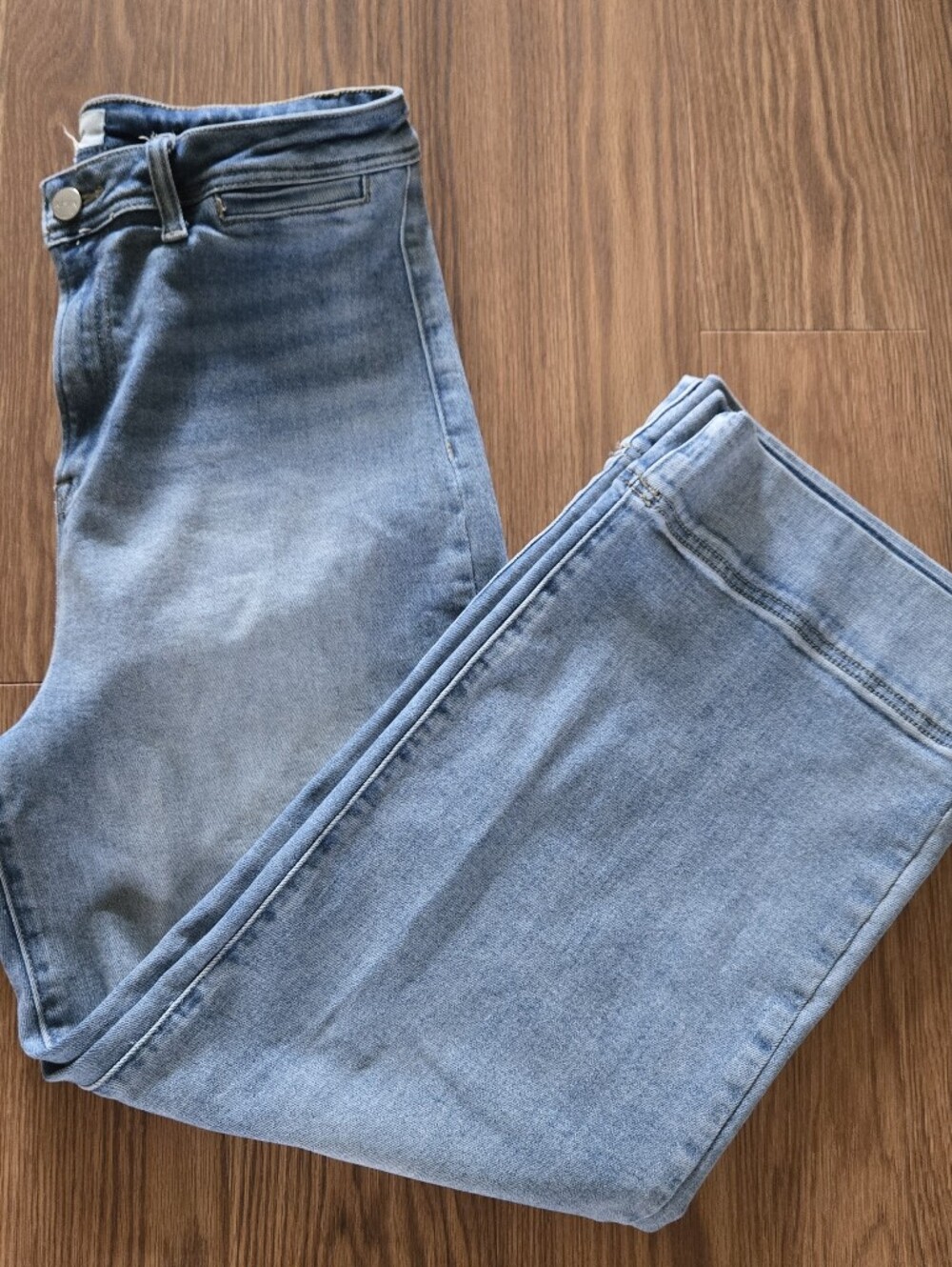 Cropped Women's Jeans in Light Blue Wash — Classic Mid-Rise
